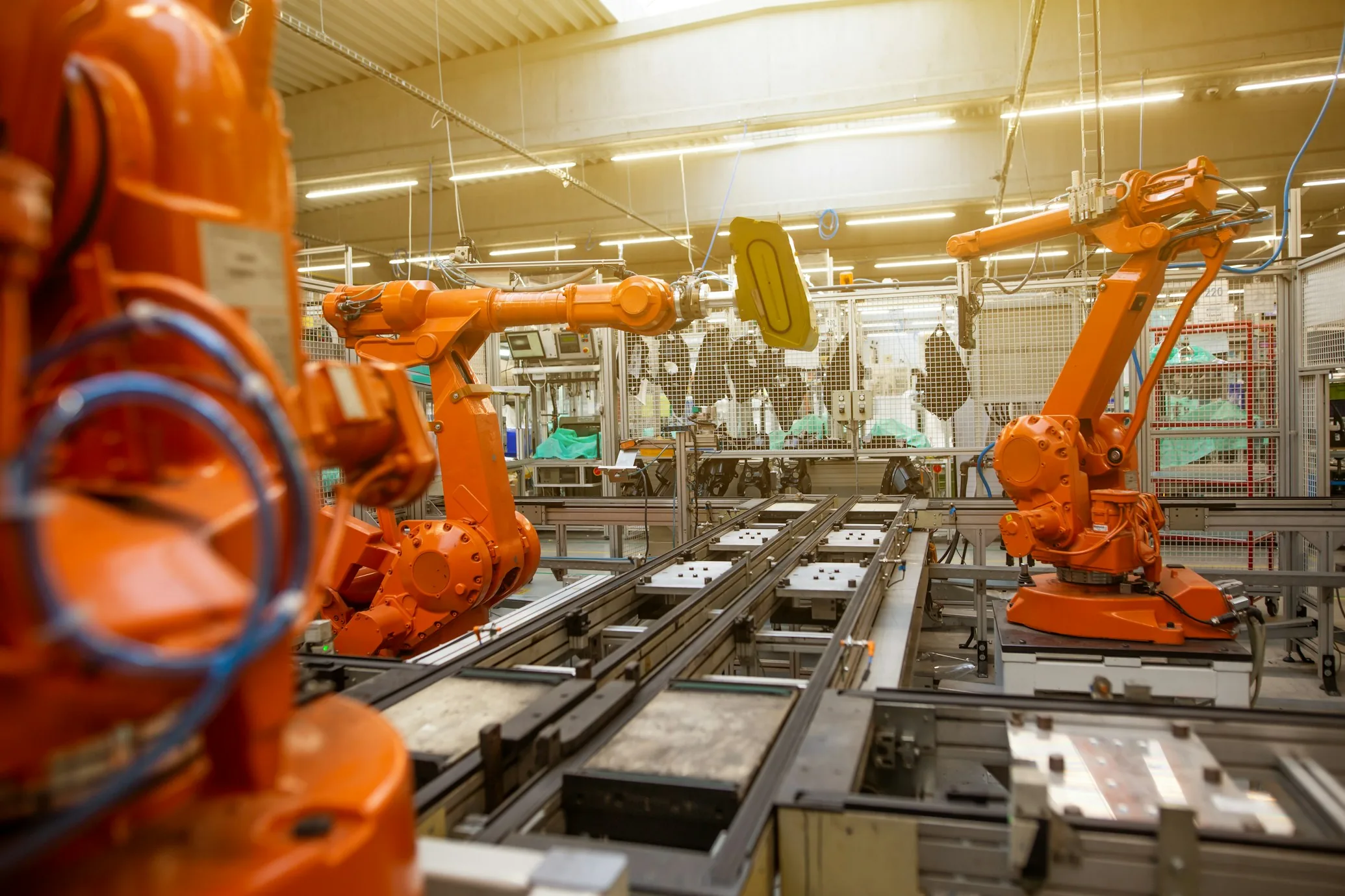 Ligne de production composée de robots industriels orange, photographie d’illustration du secteur de la robotique