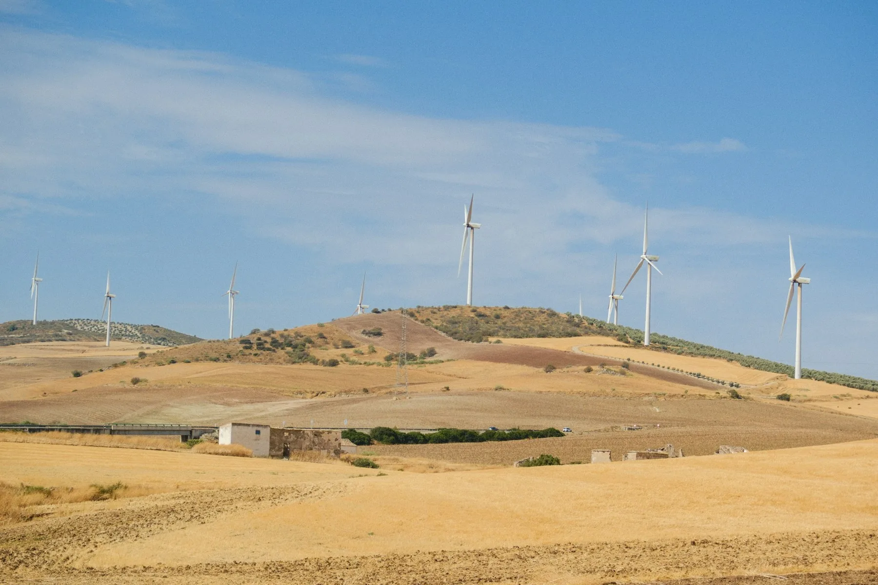 Éoliennes sur les collines, photographie d’illustration du secteur des énergies nouvelles