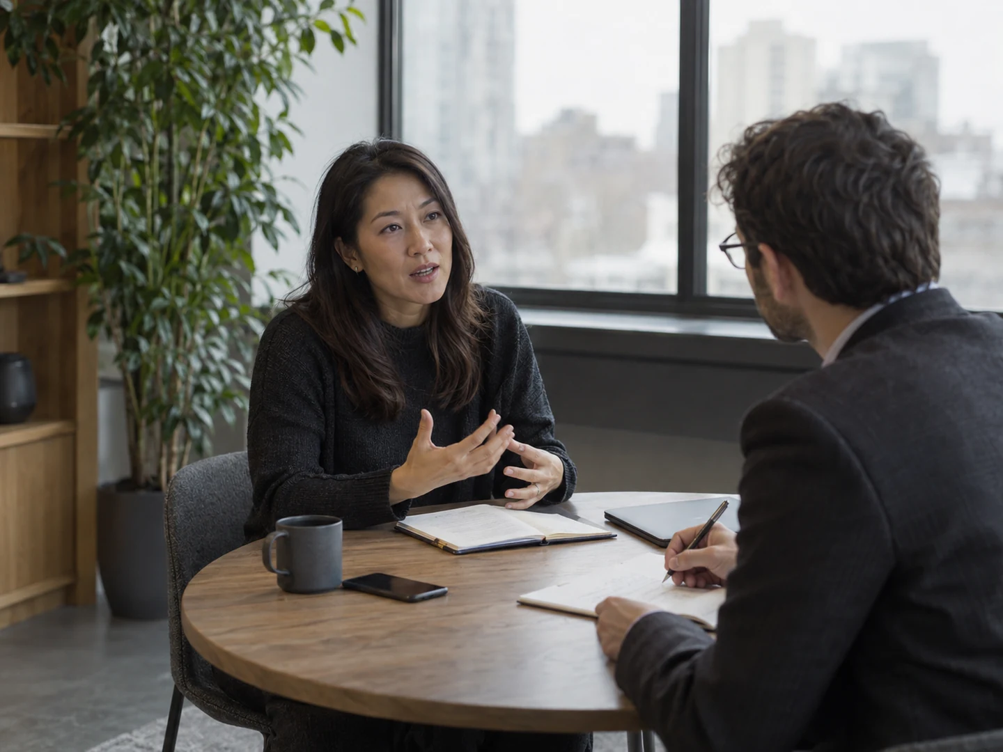 Consultant en recrutement échangeant en tête-à-tête avec un candidat, illustration générée par IA